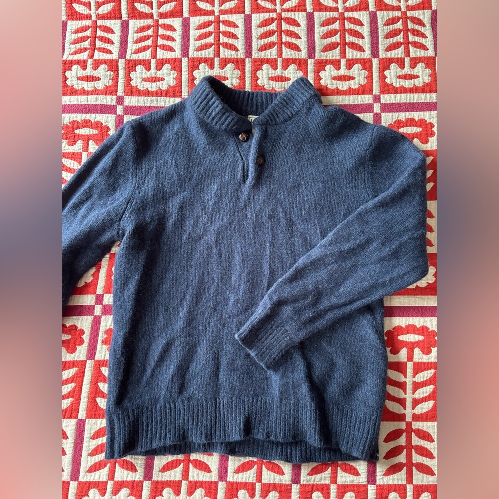 LL Bean men’s lambswool sweater size L navy